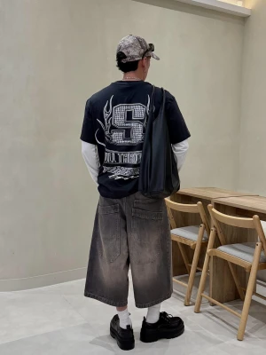 Bershka Koszulka Z Krótkim Rękawem I Nadrukiem Mężczyzna Czarny