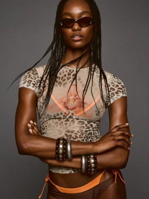 Bershka Koszulka Z Krótkim Rękawem I Nadrukiem Z Tiulu Kobieta Wielbłądzi