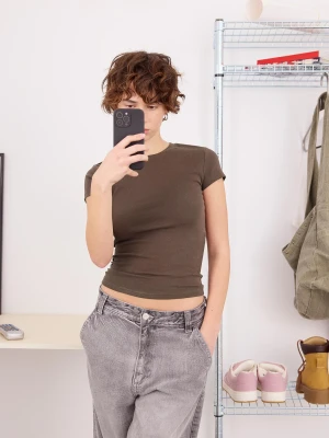 Bershka Koszulka Z Krótkim Rękawem I Okrągłym Dekoltem Kobieta Brązowy