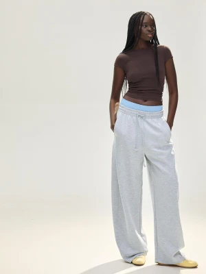 Bershka Koszulka Z Krótkim Rękawem I Okrągłym Dekoltem Kobieta Brązowy