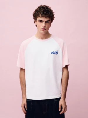 Bershka Koszulka Z Krótkim Rękawem Raglan I Nadrukiem Nathan Walker Mężczyzna Różowy