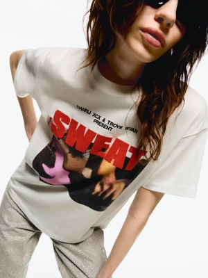 Bershka Koszulka Z Krótkim Rękawem Sweat Charli Xcx & Troye Sivan Kobieta Biały