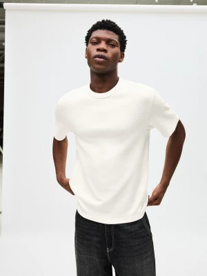 Bershka Koszulka Z Krótkim Rękawem Z Fakturą Mężczyzna Biały Złamany