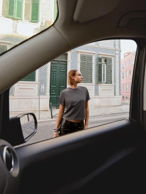 Bershka Koszulka Z Krótkim Rękawem Z Oczkami Kobieta Brązowy