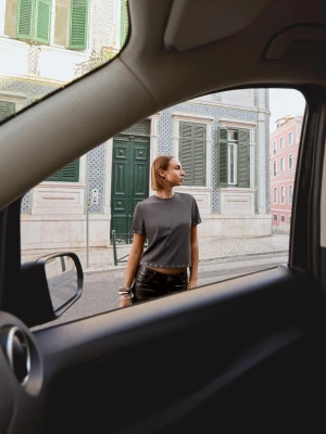 Bershka Koszulka Z Krótkim Rękawem Z Oczkami Kobieta Brązowy