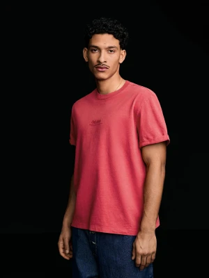 Bershka Koszulka Z Krótkim Rękawem Z Podwijanymi Rękawami I Nadrukiem Mężczyzna Czerwony