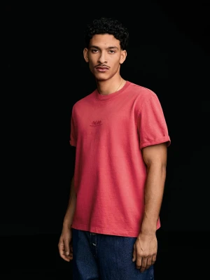 Bershka Koszulka Z Krótkim Rękawem Z Podwijanymi Rękawami I Nadrukiem Mężczyzna Czerwony