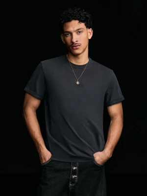 Bershka Koszulka Z Krótkim Rękawem Z Podwijanymi Rękawami I Nadrukiem Mężczyzna Szary