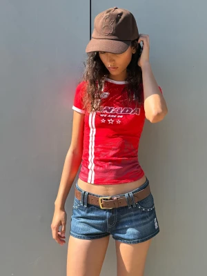 Zdjęcie produktu Bershka Koszulka Z Okrągłym Dekoltem Fifa World Cup™ Kanada Kobieta Czerwony