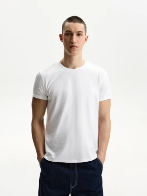 Bershka Koszulka Z Podwijanym Krótkim Rękawem I Haftem Mężczyzna Biały