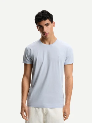 Bershka Koszulka Z Podwijanym Krótkim Rękawem I Haftem Mężczyzna Jasnoniebieski