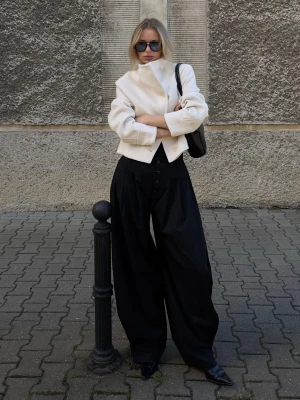 Bershka Krótka Flauszowa Dwurzędowa Kurtka Kobieta Kremowy