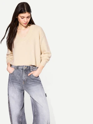 Bershka Krótki Sweter Z Dekoltem W Serek Kobieta Piaskowy