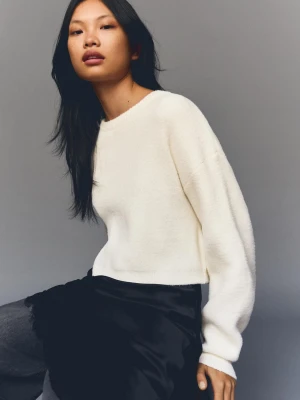 Bershka Krótki Sweter Z Efektem Futerka Kobieta Kremowy