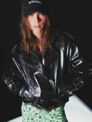 Bershka Krótki Trencz Ze Sztucznej Skóry Kobieta Czarny