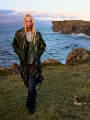 Bershka Krótki Trencz Ze Sztucznej Skóry Kobieta Zielony