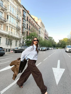 Bershka Krótkie Jeansy Wide Leg Kobieta Brązowy