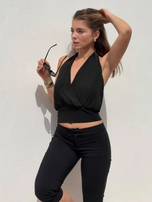 Bershka Krzyżowany Top Z Dekoltem Halter Kobieta Czarny