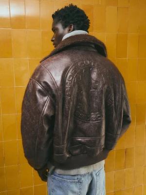 Bershka Kurtka Bomber, Sztuczna Skóra, Kołnierz Z Futerka Mężczyzna Brązowy