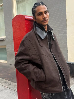 Bershka Kurtka Flauszowa Z Kontrastowym Kołnierzem Mężczyzna Brązowy