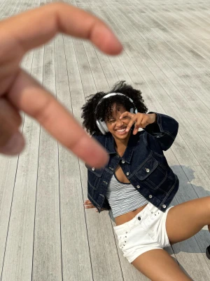 Bershka Kurtka Jeansowa O Krótszym Kroju Kobieta Granatowy