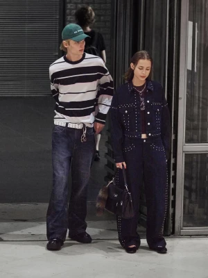 Bershka Kurtka Jeansowa O Krótszym Kroju Z Ćwiekami Kobieta Granatowy