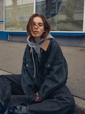 Bershka Kurtka Jeansowa Oversize Z Kontrastowym Kołnierzem Kobieta Granatowy