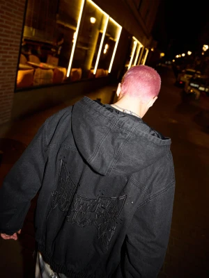 Bershka Kurtka Jeansowa Z Ćwiekami Mężczyzna Czarny