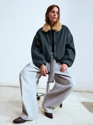 Bershka Kurtka Jeansowa Z Kołnierzem Ze Sztucznego Futerka Kobieta Wyblakły Niebieski