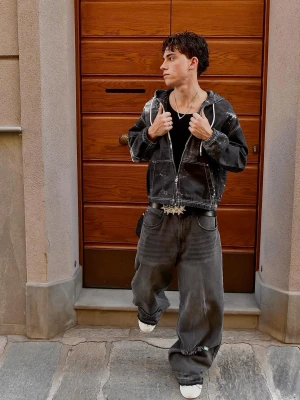 Bershka Kurtka Jeansowa Z Nadrukiem Mężczyzna Czarny