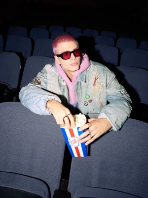 Bershka Kurtka Jeansowa Z Nadrukiem Mężczyzna Xs-S Wyblakły Niebieski