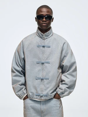 Bershka Kurtka Jeansowa Z Zapięciem Na Kołeczki Mężczyzna Wyblakły Niebieski