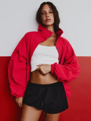 Bershka Kurtka Nylonowa Oversize Z Rękawem Typu Nietoperz Kobieta Czerwony
