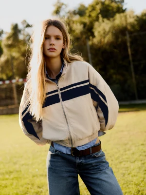Bershka Kurtka Nylonowa Z Kontrastowym Lampasem Kobieta Piaskowy