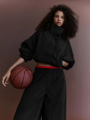 Bershka Kurtka Oversize Z Nylonu Z Rękawami Typu Nietoperz Kobieta Czarny
