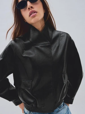 Bershka Kurtka Oversize Ze Sztucznej Skóry Z Kopertowym Kołnierzem Kobieta Czarny