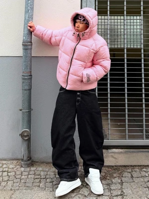 Bershka Kurtka Pikowana Z Nadrukiem Mężczyzna Różowy