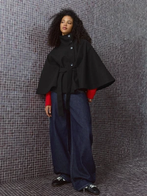 Bershka Kurtka Typu Cape Z Wysokim Kołnierzem Kobieta Czarny