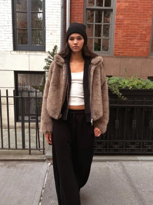 Bershka Kurtka Z Efektem Futra Kobieta Ciemnobeżowy