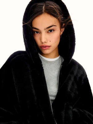 Bershka Kurtka Z Efektem Futra Z Kapturem Kobieta Czarny