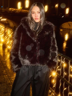 Bershka Kurtka Z Kapturem Z Efektem Futerka Kobieta Rubinowy