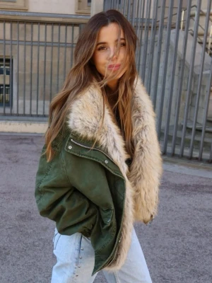 Bershka Kurtka Z Kołnierzem Ze Sztucznego Futerka Kobieta Xs-S Khaki