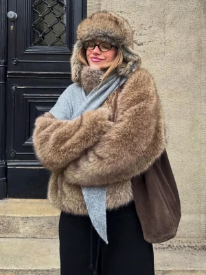 Bershka Kurtka Ze Sztucznego Futerka Kobieta Ciemnobeżowy