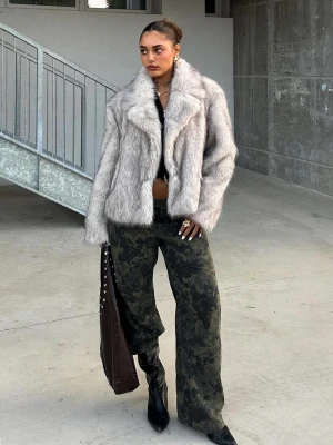 Bershka Kurtka Ze Sztucznego Futerka Kobieta Kremowy