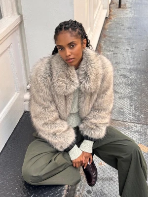 Bershka Kurtka Ze Sztucznego Futerka Na Zamek Kobieta Szary