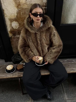 Bershka Kurtka Ze Sztucznego Futerka Z Kapturem Kobieta Brązowy