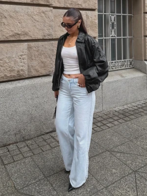 Bershka Kurtka Ze Sztucznej Skóry Balonowy Krój Kobieta Czarny
