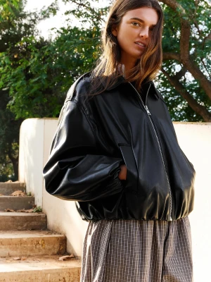 Bershka Kurtka Ze Sztucznej Skóry O Balonowym Kroju Kobieta Czarny