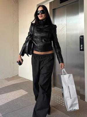 Bershka Kurtka Ze Sztucznej Skóry Z Klamrami Kobieta Czarny