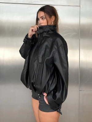 Bershka Kurtka Ze Sztucznej Skóry Z Kołnierzem Typu Komin Kobieta Czarny